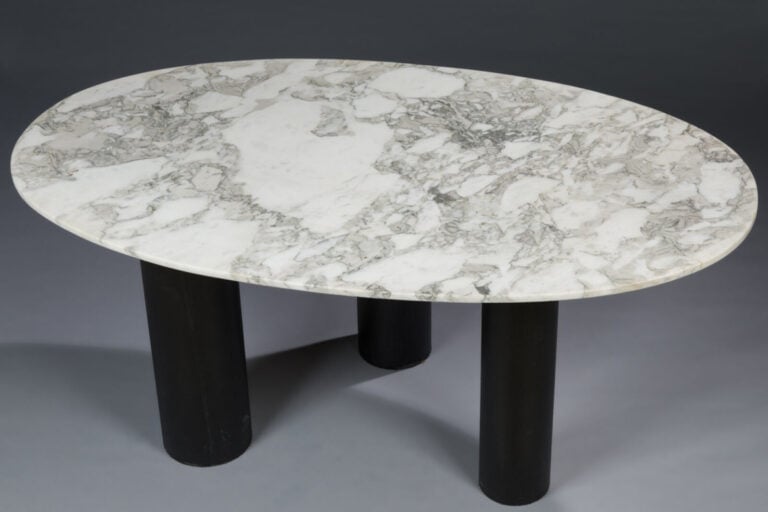 Table de forme ovale en marbre blanc veiné et pieds en acier laqué noir amovibl…
