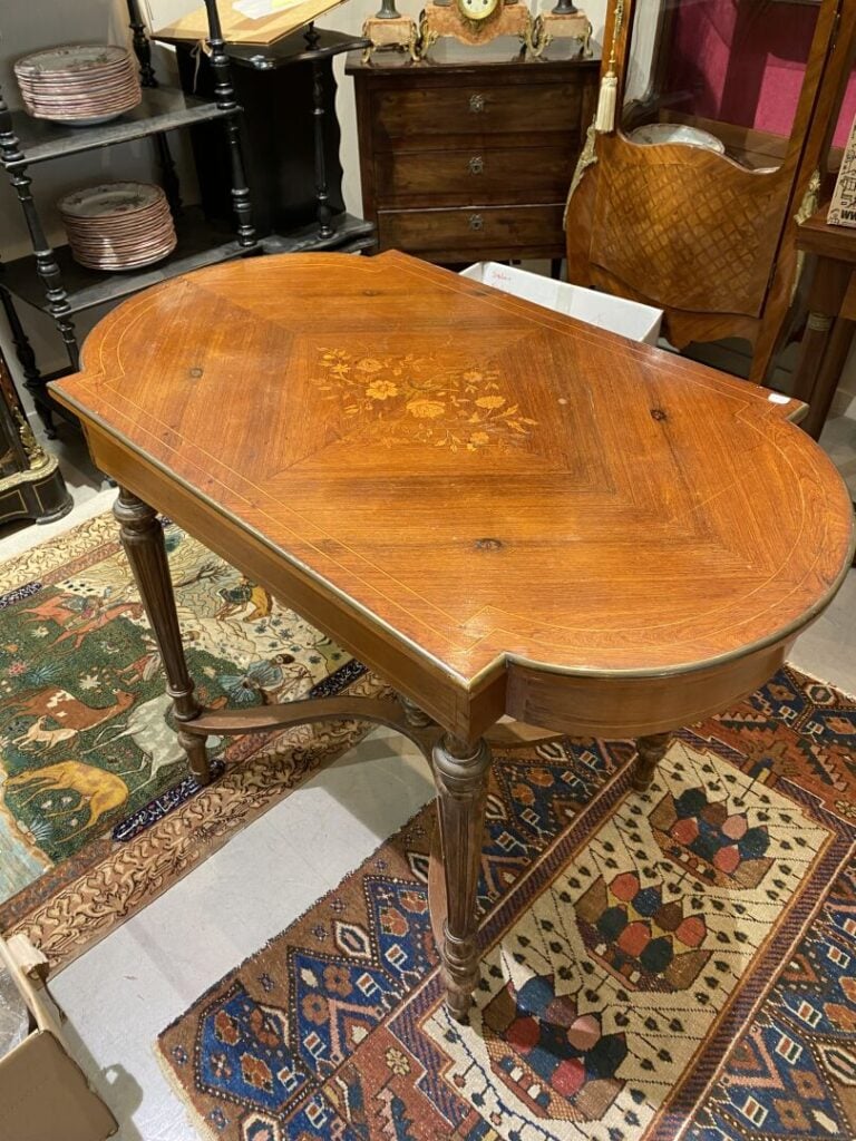 Table de milieu rectangulaire en bois de placage aux bords arrondis, à décor de…