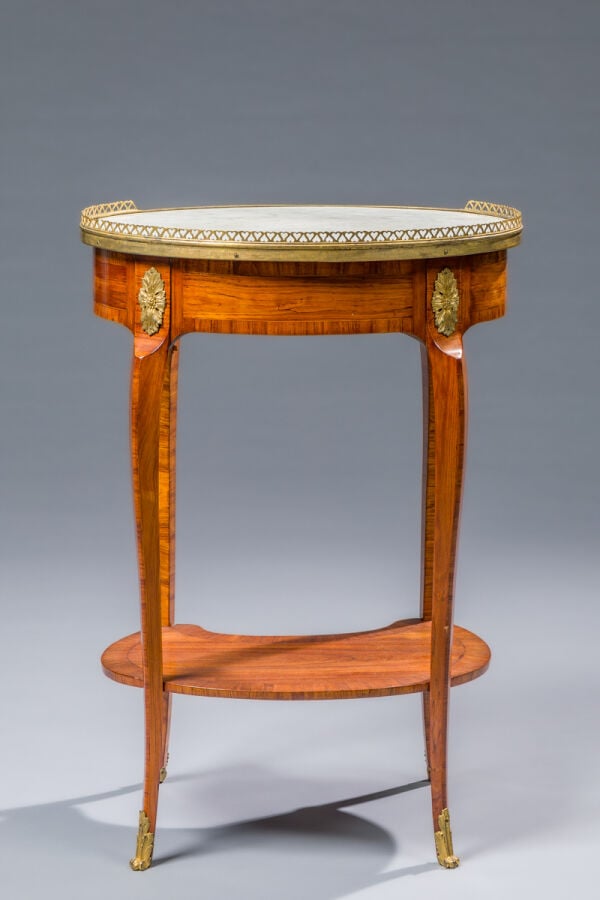 Table de salon marquetée de bois de rose de fil dans des encadrements de même e…