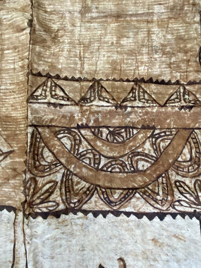 Tapa en fibre végétale imprimée - 196 x 200 cm - (déchirures, trous)