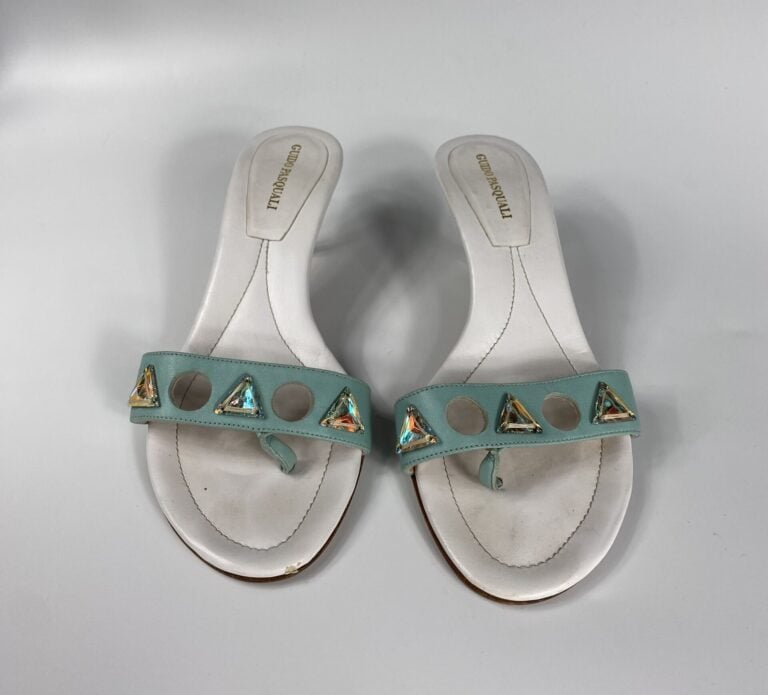 TATIANA, GUIDO PASQUALI - Deux paires de mules à petits talons : l'une à bout p…