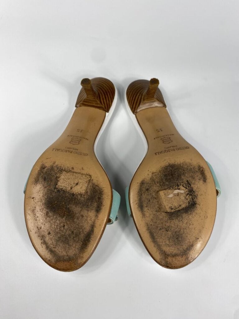 TATIANA, GUIDO PASQUALI - Deux paires de mules à petits talons : l'une à bout p…