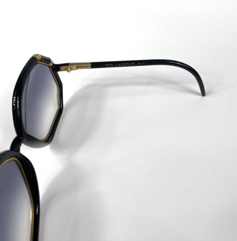 TED LAPIDUS - Lunettes de soleil noires et dorées vintage. - Bon état (micro tr…