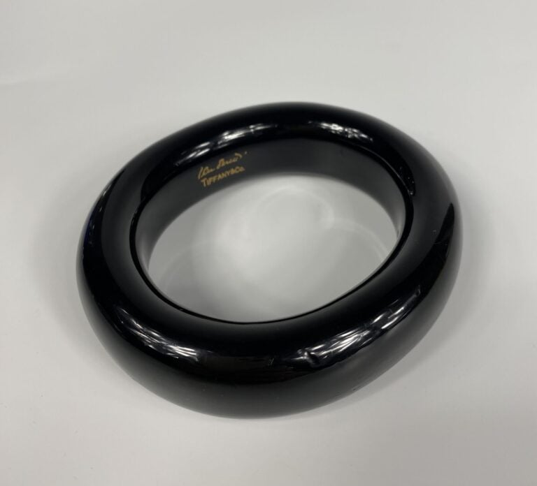 TIFFANY & CO par Elsa Peretti - Bracelet jonc "Donut" en bois laqué noir (signé…
