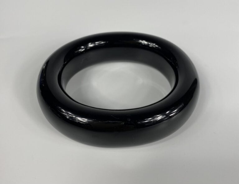 TIFFANY & CO par Elsa Peretti - Bracelet jonc "Donut" en bois laqué noir (signé…