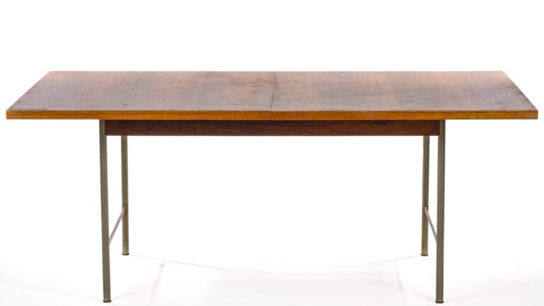 Travail des années 60/70 - Table basse, plateau rectangulaire en noyer s'encast…