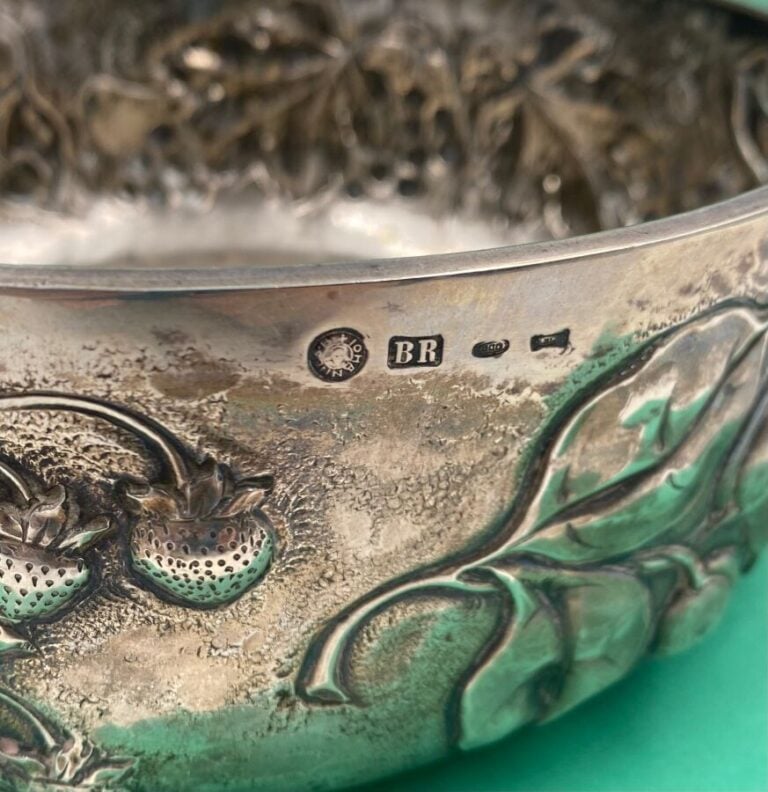 Travail Italien - .COUPE circulaire en argent (800 ‰) à motif repoussé de fruit…