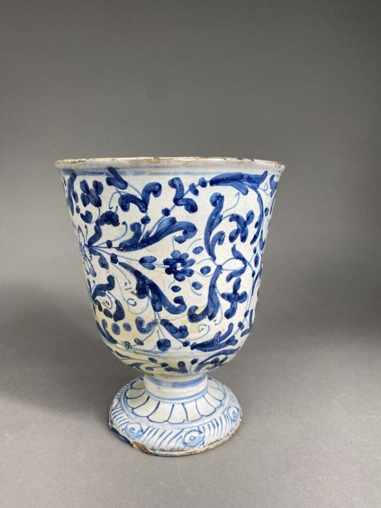 Travail italien - Coupe sur pied en faïence à décor de rinceaux - H: 19 cm - (r…