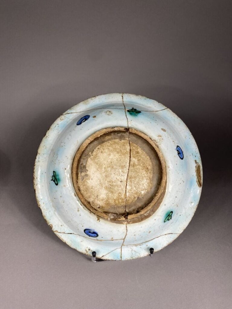 Turquie ottomane, Iznik - Plat circulaire en céramique peint sur fond blanc à d…
