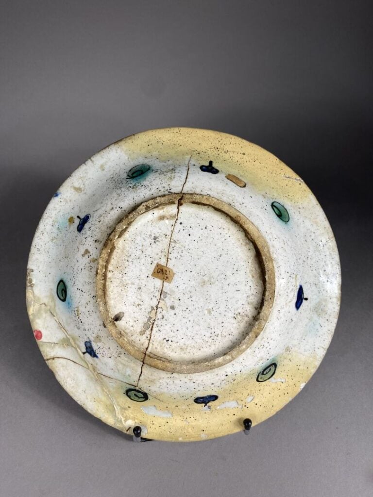 Turquie ottomane, Iznik - Plat en faïence émaillée polychrome à décor de fleurs…