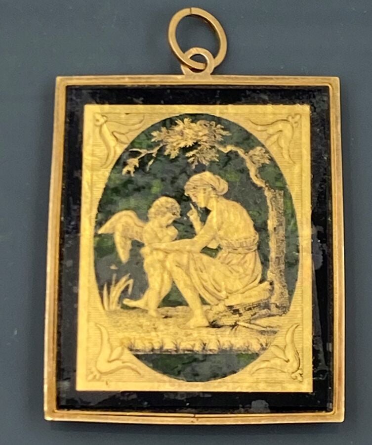 Un cadre en or et verre églomisé contenant une miniature sur carton . - Travail…