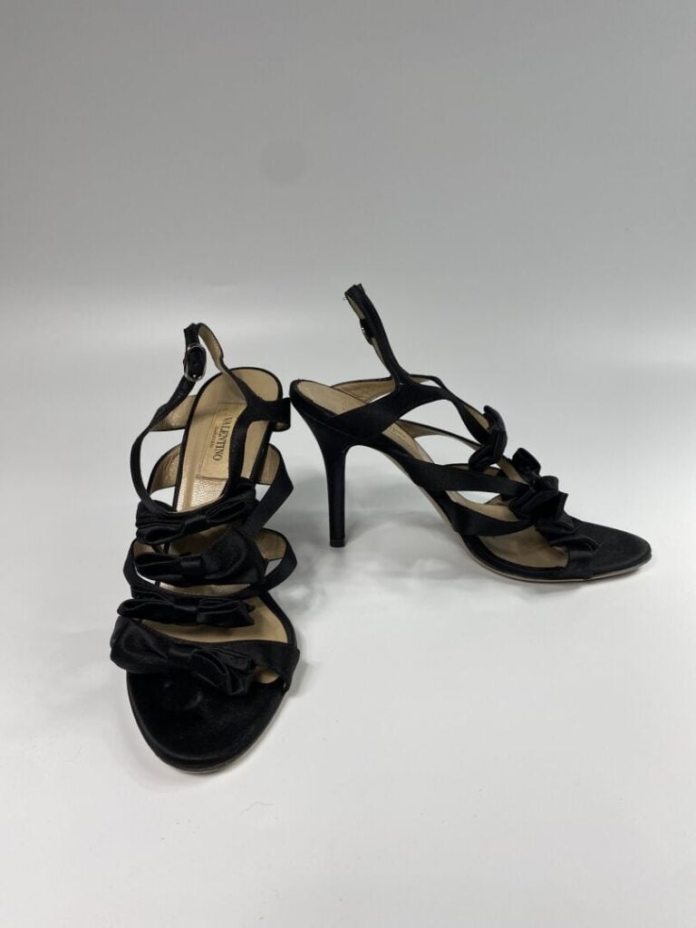 VALENTINO - Escarpins à bride en satin noir ornés de noeuds en satin noir. - (P…