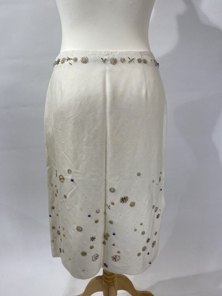 VALENTINO MISS V - Jupe midi en soie ivoire à décor de fleurs en perles de roca…