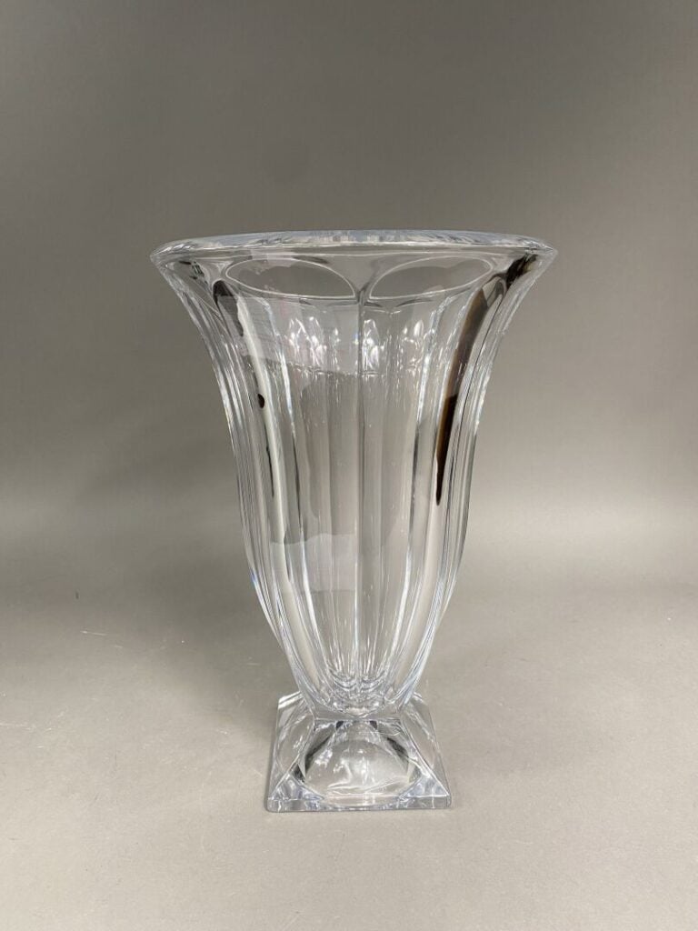 Vase en cristal à bord légèrement évasé, piètement de section carrée - H: 36 cm…