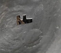 Vase fuselé en verre à décor dégagé à l'acide, dans les tons verts, d'un sous-b…
