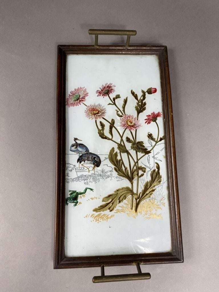 Verre peint figurant un couple de héron et un grenouille parmi branchages de pi…