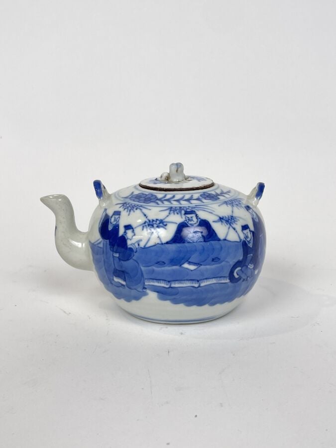VIETNAM - XIXème siècle - THEIERE en porcelaine blanche à décor en bleu de lett…