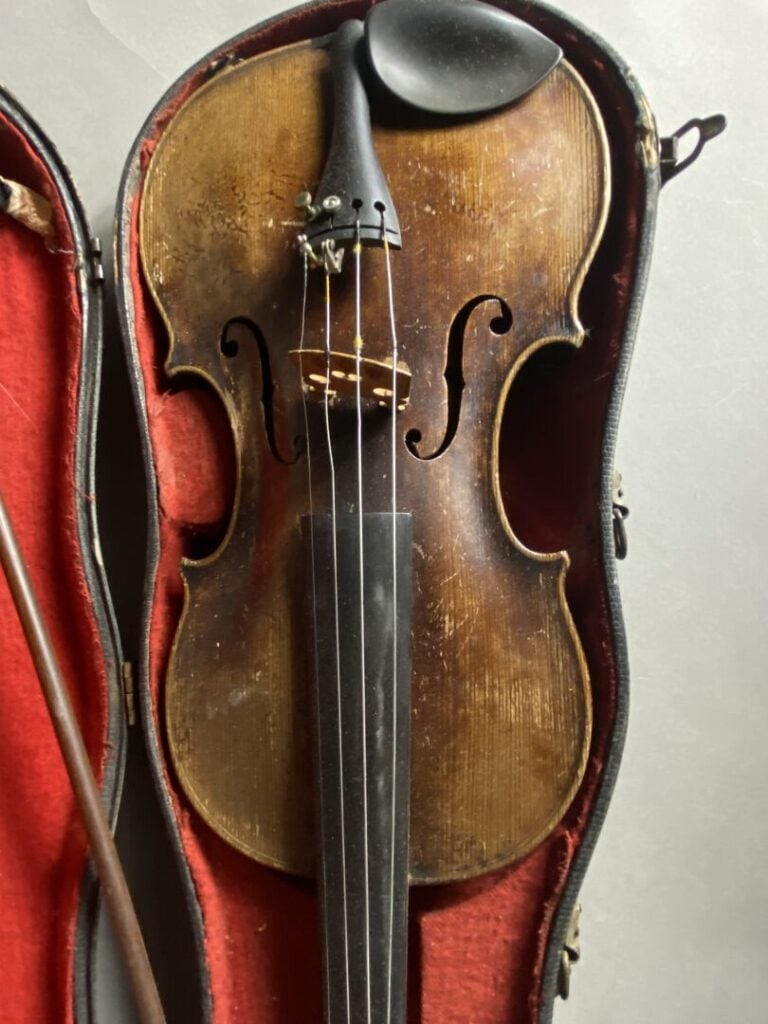Violon 4/4 fond de deux pièces. - Etiquette à l'intérieur "Johann Georg LEEB".…