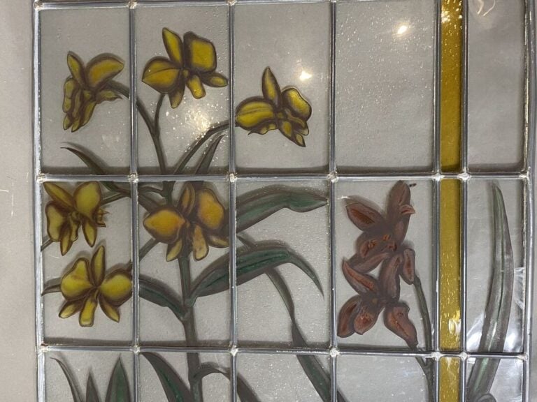 Vitrail en verre et étain représentant des iris - 145 x 61 cm
