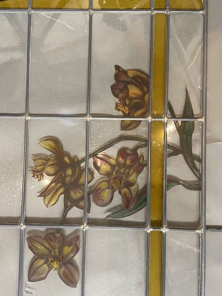 Vitrail en verre et étain représentant des iris - 145 x 61 cm