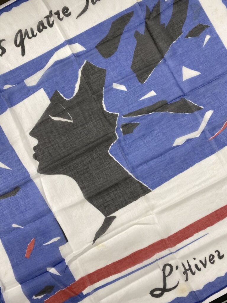 YVES SAINT LAURENT - Les quatre saisons - Carré en voile de coton imprimé dans…
