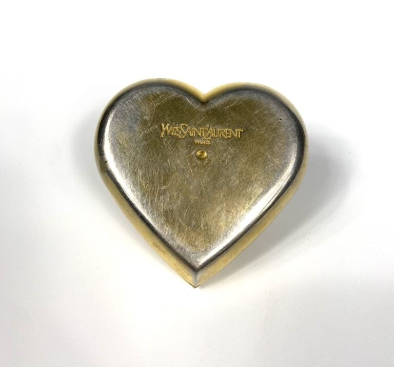 YVES SAINT LAURENT - Poudrier coeur en métal doré rehaussé de strass bleus, mir…
