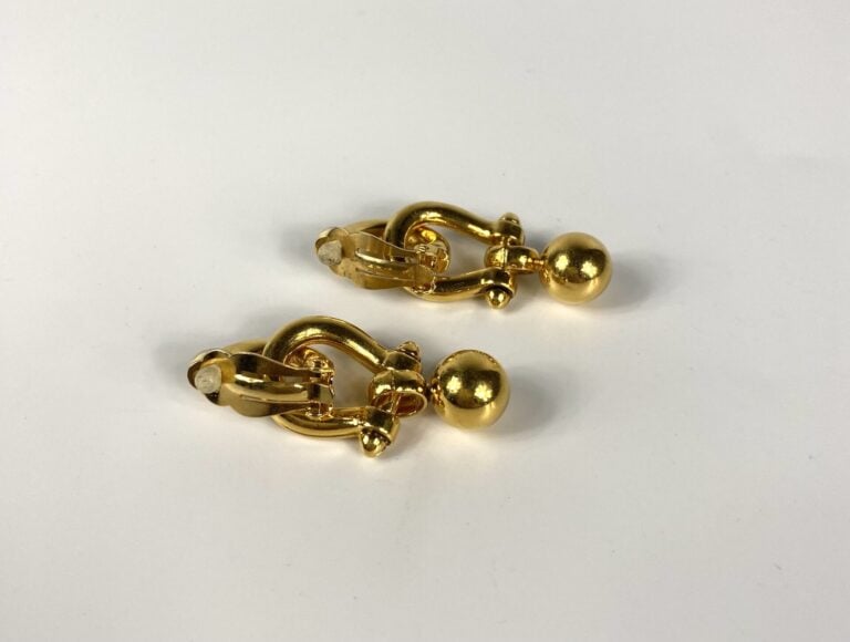 ZOÉ COSTE - Paire de clip d'oreille en métal doré (non signée). - 5 cm. - Très…