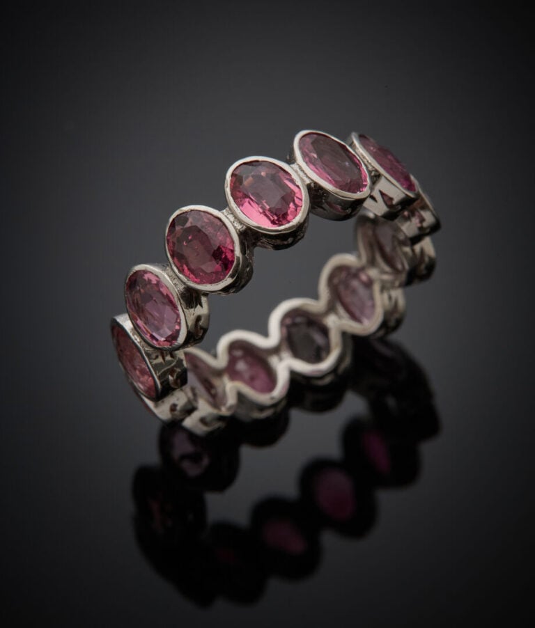 ALLIANCE en or gris (585‰) 14 carats, serti de treize tourmalines roses ovales…
