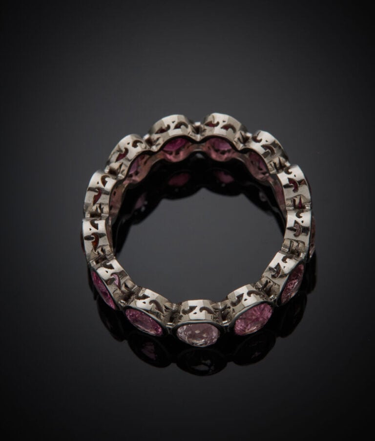 ALLIANCE en or gris (585‰) 14 carats, serti de treize tourmalines roses ovales…