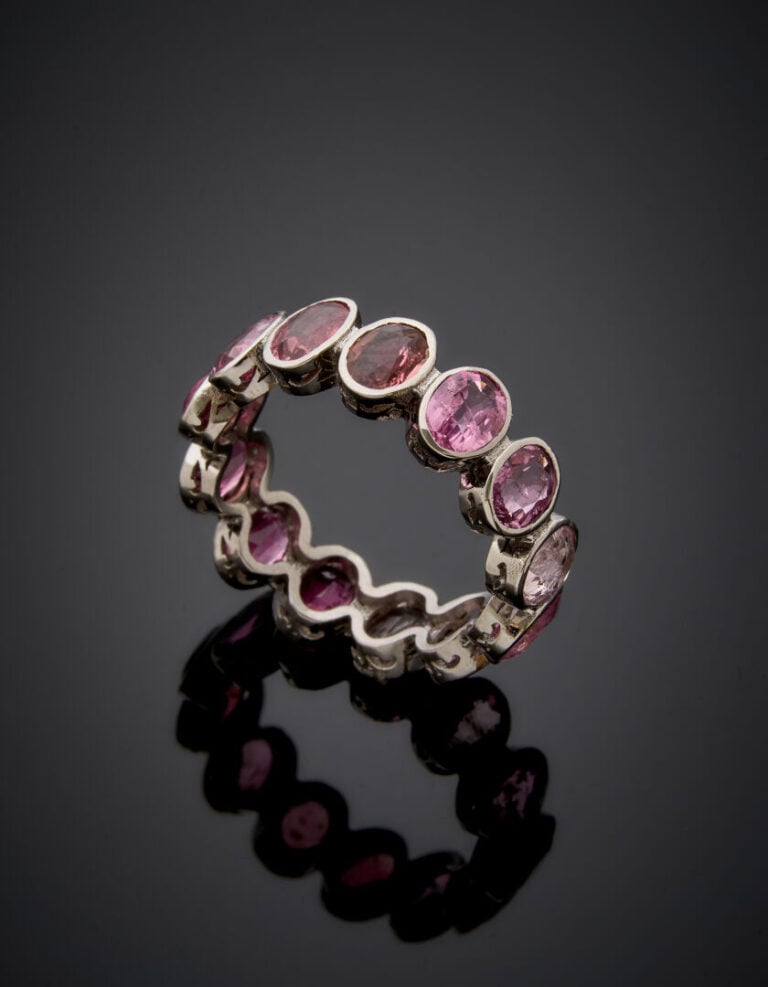 ALLIANCE en or gris (585‰) 14 carats, serti de treize tourmalines roses ovales…