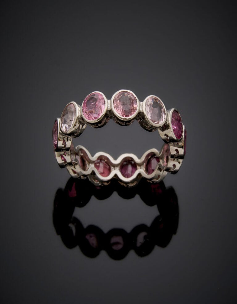 ALLIANCE en or gris (585‰) 14 carats, serti de treize tourmalines roses ovales…