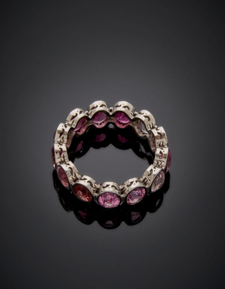 ALLIANCE en or gris (585‰) 14 carats, serti de treize tourmalines roses ovales…