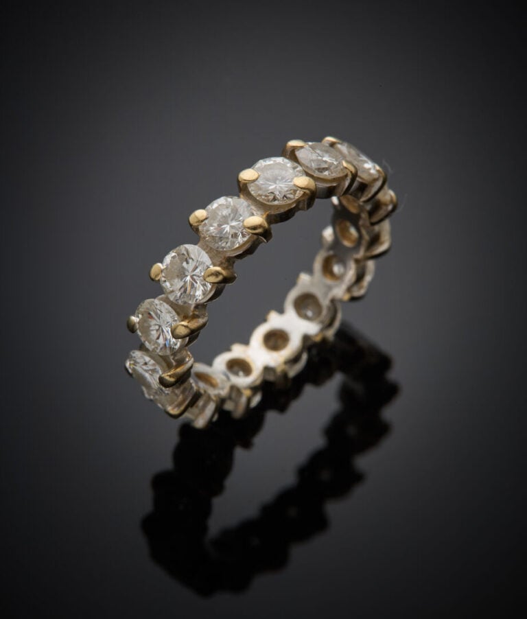ALLIANCE en or gris (750‰) serti d'un alignement de diamants taille brillant. -…
