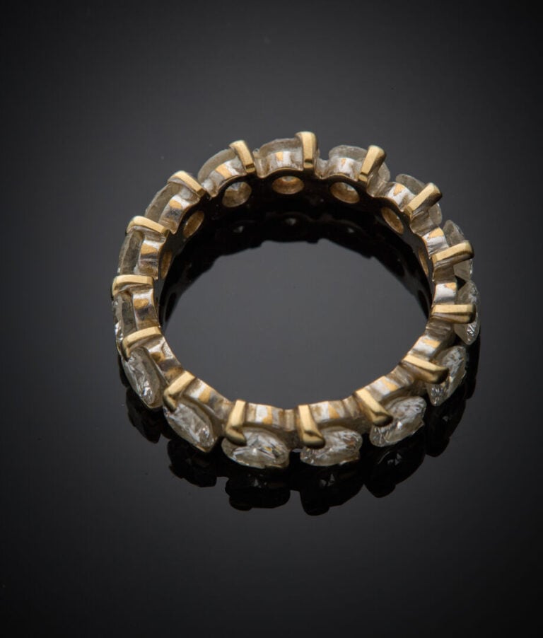 ALLIANCE en or gris (750‰) serti d'un alignement de diamants taille brillant. -…
