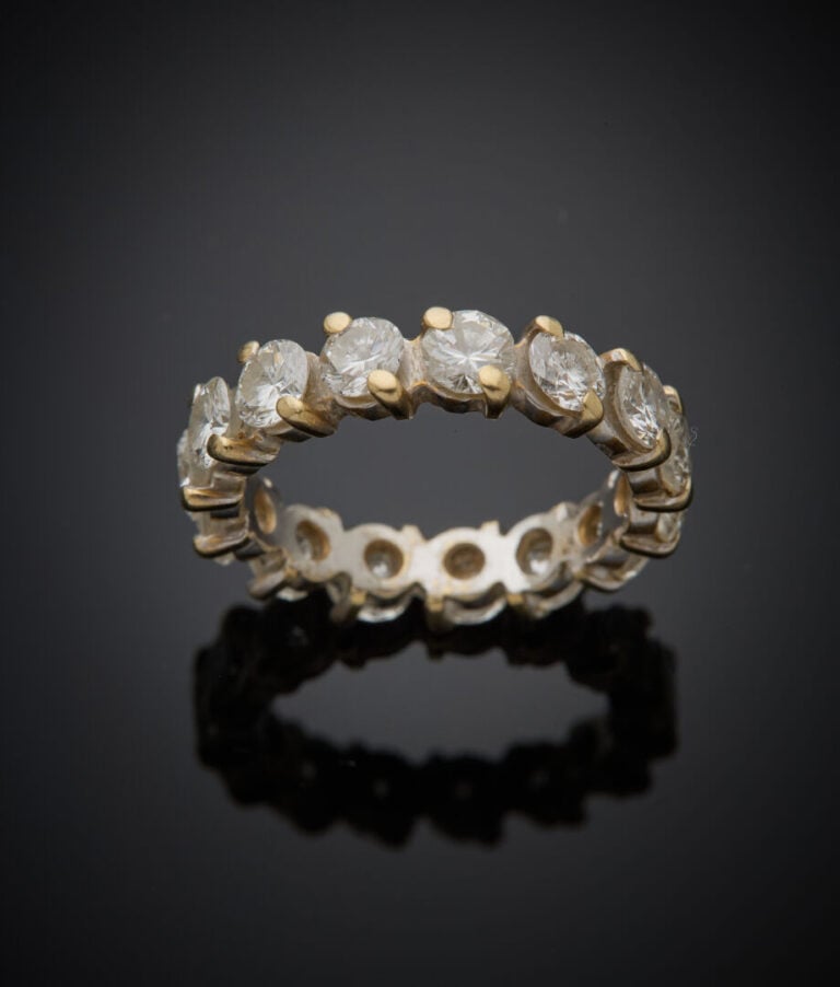 ALLIANCE en or gris (750‰) serti d'un alignement de diamants taille brillant. -…