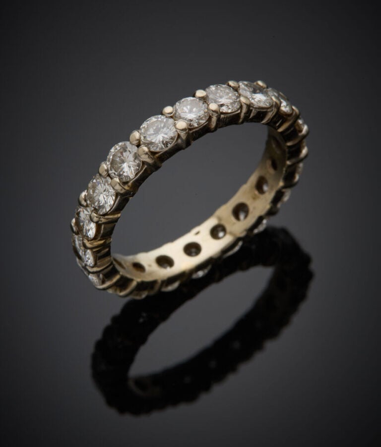 ALLIANCE en or gris (750‰) serti d'un alignement de diamants taille brillant. A…