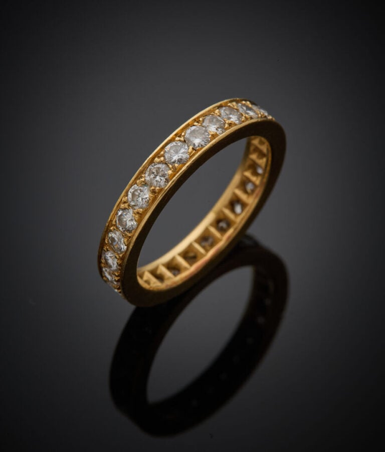 ALLIANCE en or jaune (750‰) serti de diamants taille brillant. - Travail frança…