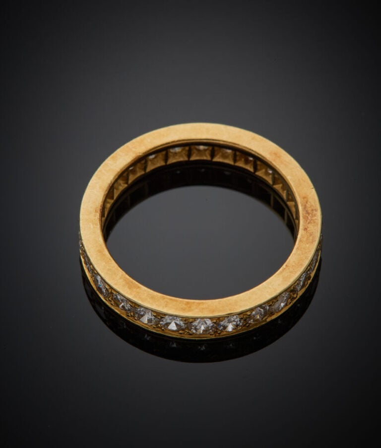 ALLIANCE en or jaune (750‰) serti de diamants taille brillant. - Travail frança…