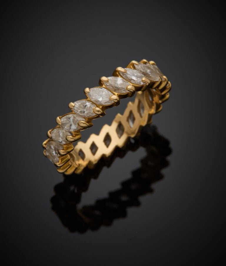 ALLIANCE en or jaune (750‰) serti de diamants taille navette. - Travail françai…