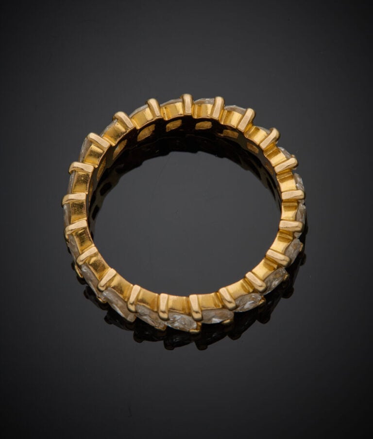 ALLIANCE en or jaune (750‰) serti de diamants taille navette. - Travail françai…