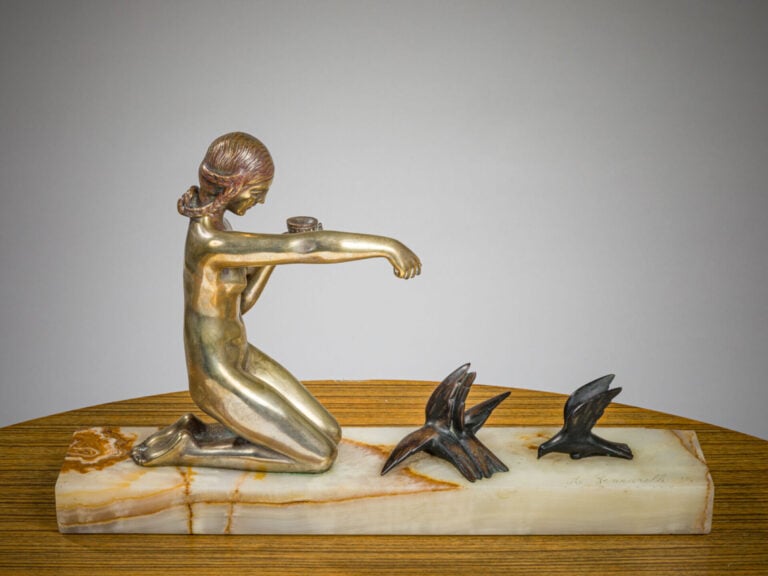 AMEDEO GENNARELLI (1881-1943) - Femme aux pigeons - Sculpture en bronze à patin…