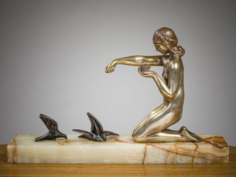 AMEDEO GENNARELLI (1881-1943) - Femme aux pigeons - Sculpture en bronze à patin…