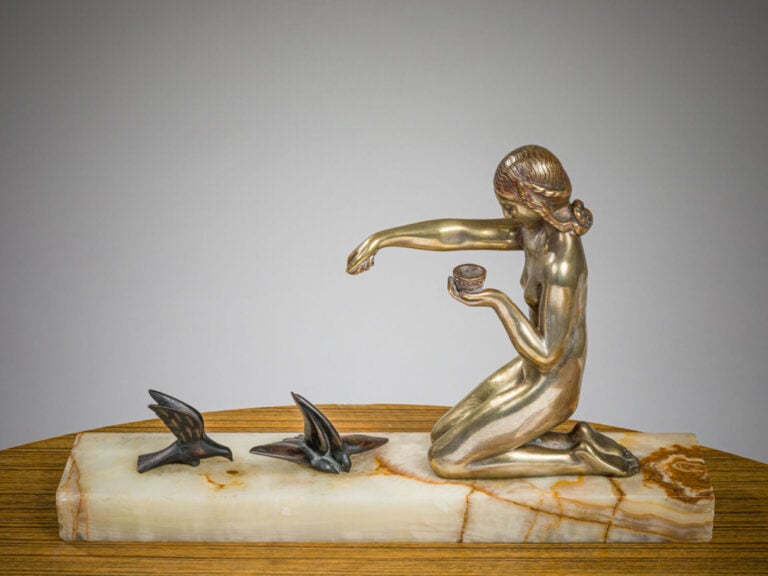 AMEDEO GENNARELLI (1881-1943) - Femme aux pigeons - Sculpture en bronze à patin…