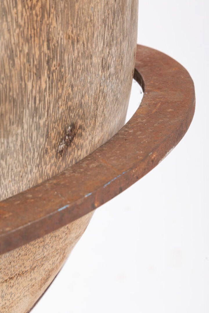 ANDRÉ DUBREUIL (1951-2022) - Vase monumental en bois de palmier reposant dans u…