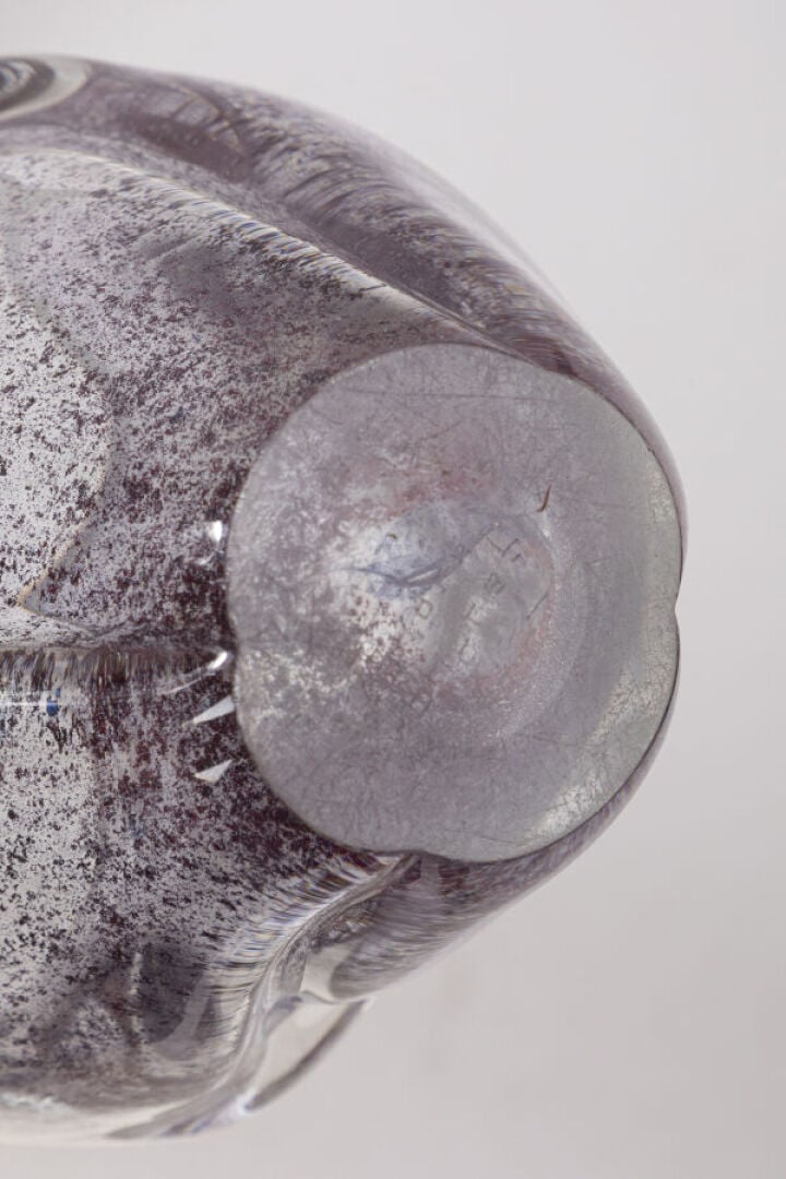 ANDRÉ THURET (1898-1965) - Vase en verre épais modelé à chaud à inclusions d'ox…