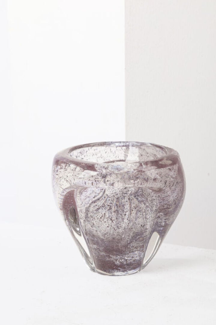 ANDRÉ THURET (1898-1965) - Vase en verre épais modelé à chaud à inclusions d'ox…