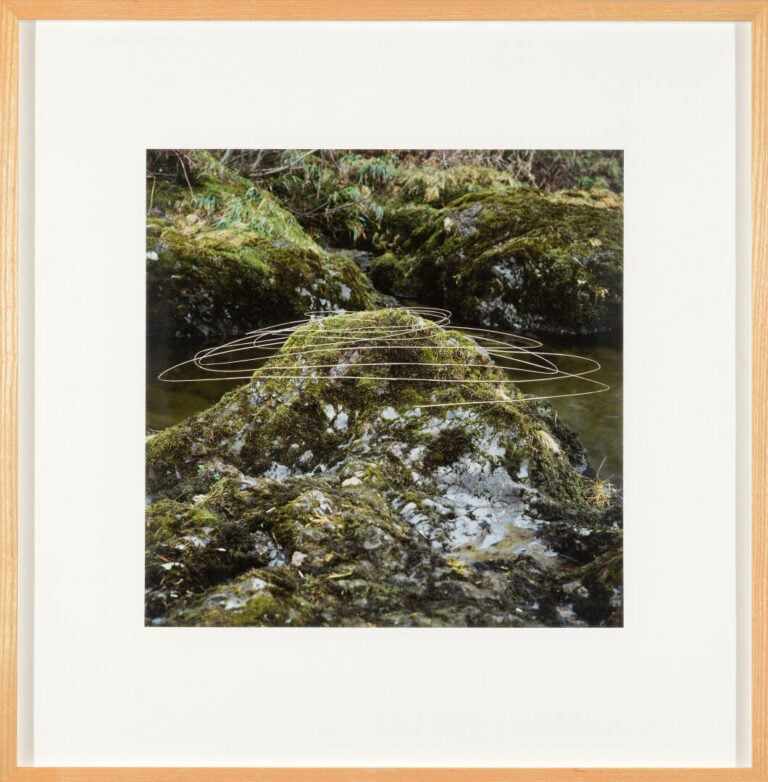 Andy GOLDSWORTHY (1956) - Grass stalks joined drawing a rock, 1991 - Tirage pho…