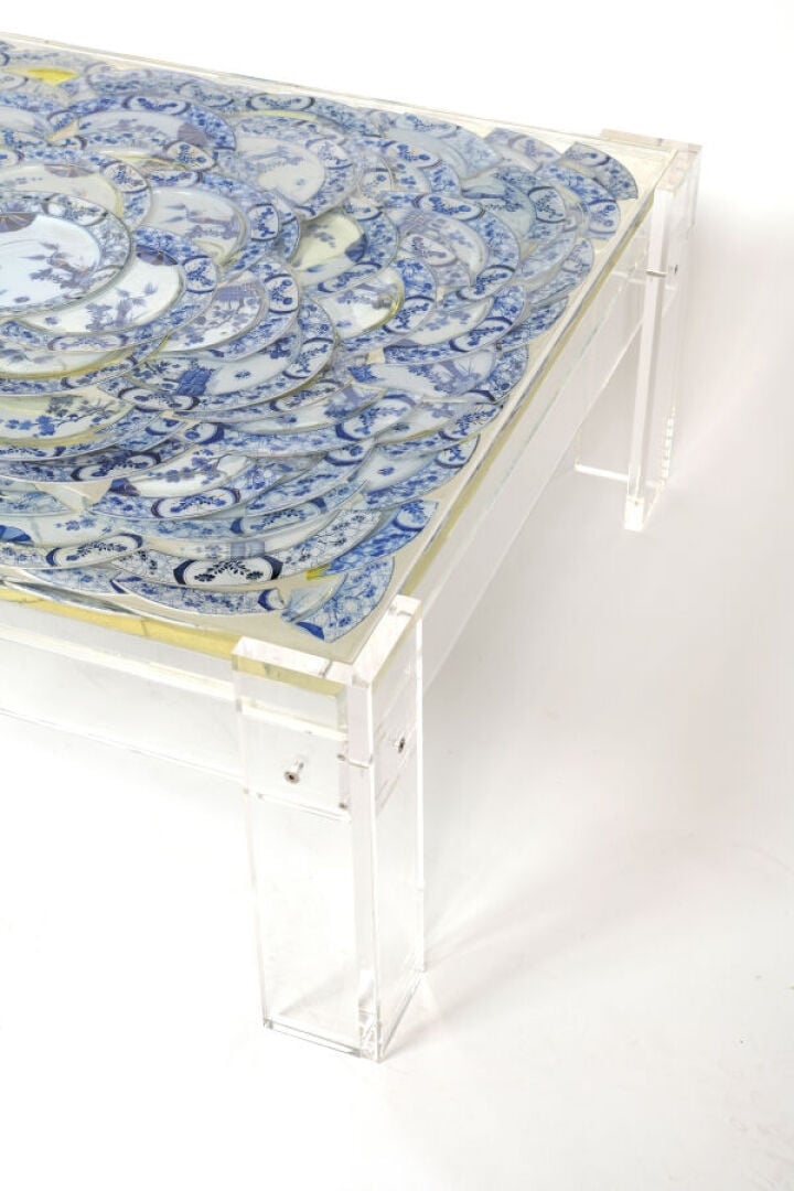 Armand Pierre FERNANDEZ dit ARMAN (1928-2005) - Table basse en plexiglas avec a…