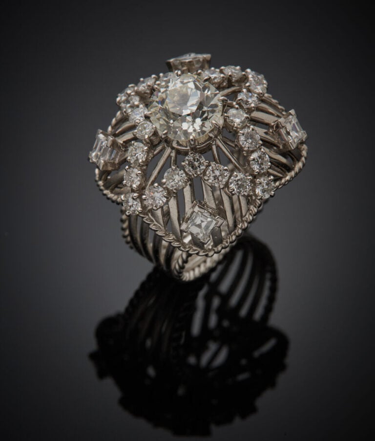 BAGUE ajourée "fleur" en fils de platine (950‰) partiellement torsadés, rehauss…