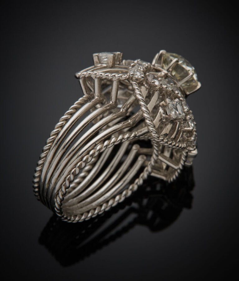 BAGUE ajourée "fleur" en fils de platine (950‰) partiellement torsadés, rehauss…